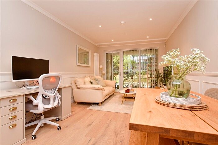 1 Bedroom Flat For Sale In Ashley Road, Epsom, Surrey, KT18