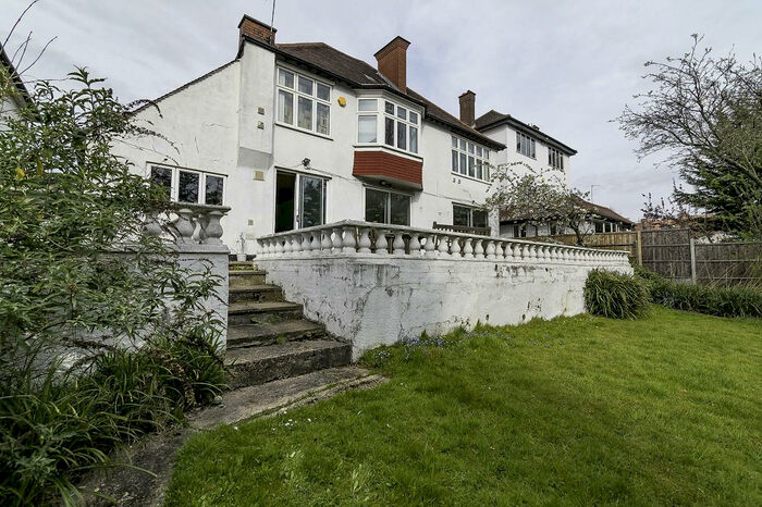 5 Bedroom Semi-Detached House To Rent In Beechwood Avenue, London, N3
