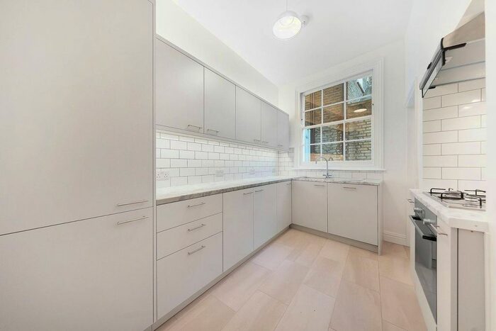 3 Bedroom Flat To Rent In Priests Bridge, Barnes, London, SW14