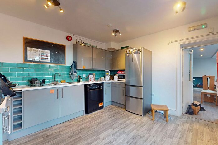 Semi-Detached House For Sale In Hillmarton Road, London, N7