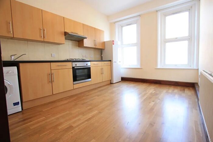 3 Bedroom Flat To Rent In North End Road, London, SW6