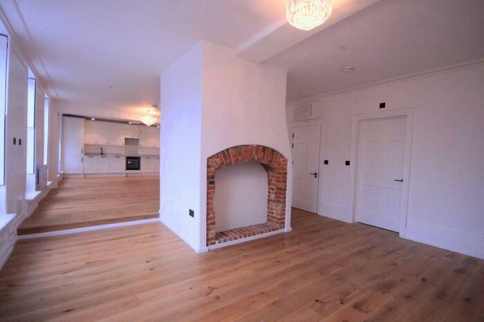 Studio To Rent In Large Studio At Shenfield Road, Brentwood, Essex, CM15
