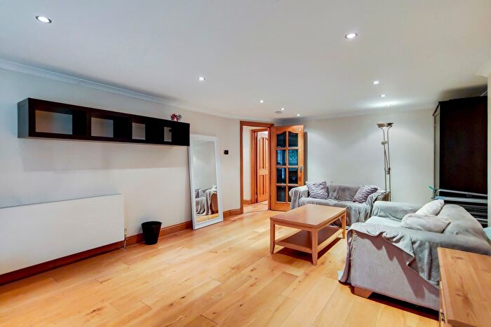 3 Bedroom Flat To Rent In Cathcart Hill, London, N19