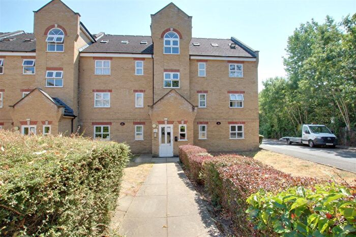 2 Bedroom Flat To Rent In Kirkland Drive, Enfield, EN2