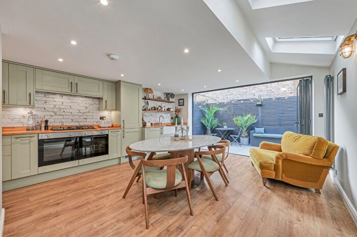 2 Bedroom Flat For Sale In Glenelg Road, London, SW2