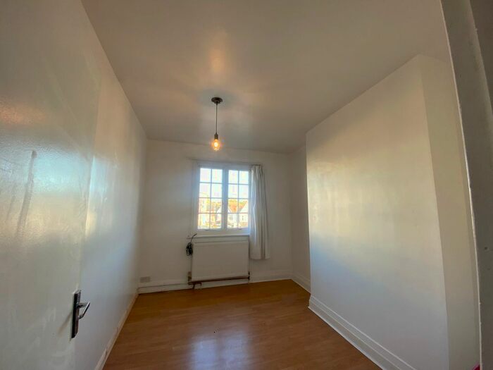 2 Bedroom Flat To Rent In Queens Avenue, London, N21