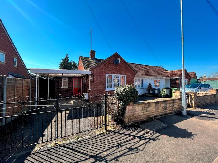 3 Bedroom Semi-Detached Bungalow To Rent In Briar Close, Evesham, WR11