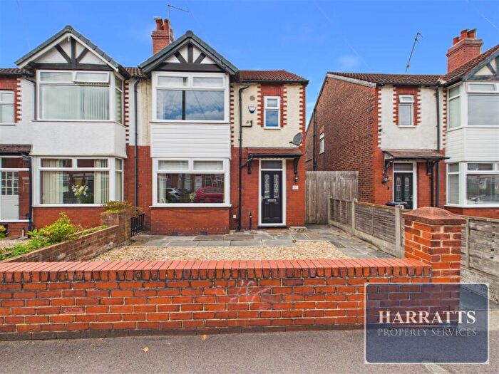 3 Bedroom Semi-Detached House For Sale In Turncroft Lane, Stockport, SK1