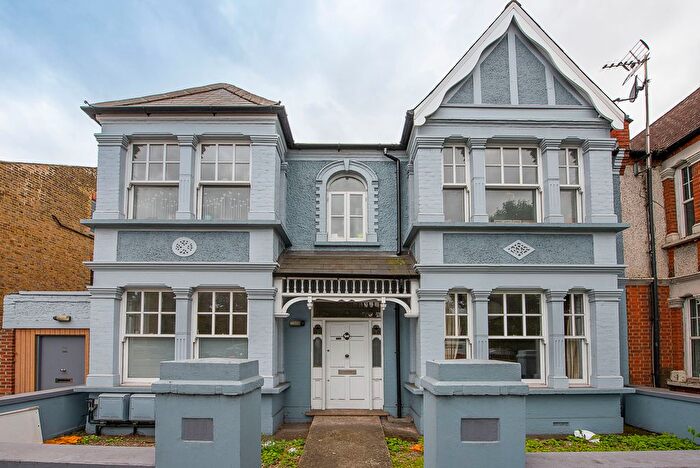 3 Bedroom Flat For Sale In Cedars Road, London, W4