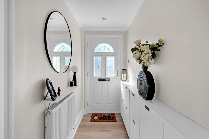 2 Bedroom Bungalow For Sale In Colyers Lane, Erith, DA8