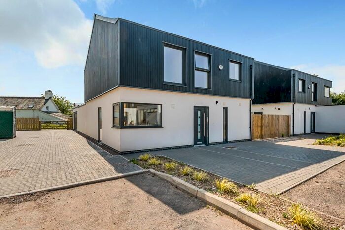 4 Bedroom Detached House For Sale In Drovers Meadow, Bronylls, LD3