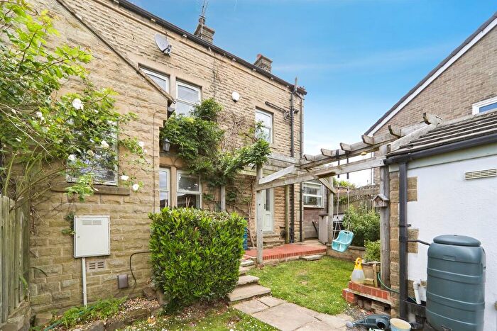 3 Bedroom Semi-Detached House For Sale In Leslie Avenue, Yeadon, Leeds, LS19