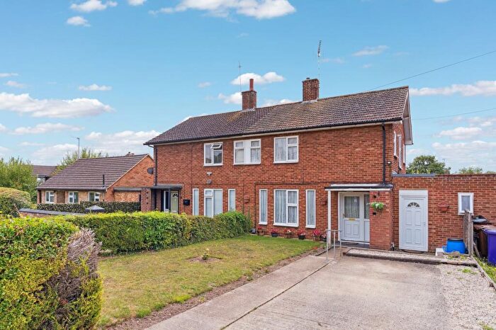 3 Bedroom Semi-Detached House For Sale In Sanfoine Close, Hitchin, SG4