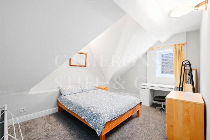 3 Bedroom Flat To Rent In Walm Lane, London, NW2