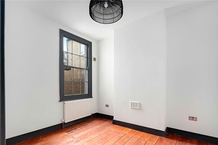 1 Bedroom Flat To Rent In Senrab Street, Stepney Green, London, E1
