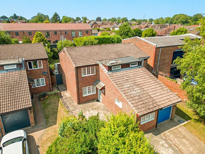 3 Bedroom Semi-Detached House For Sale In Ryder Close, Bovingdon, Hemel Hempstead, HP3