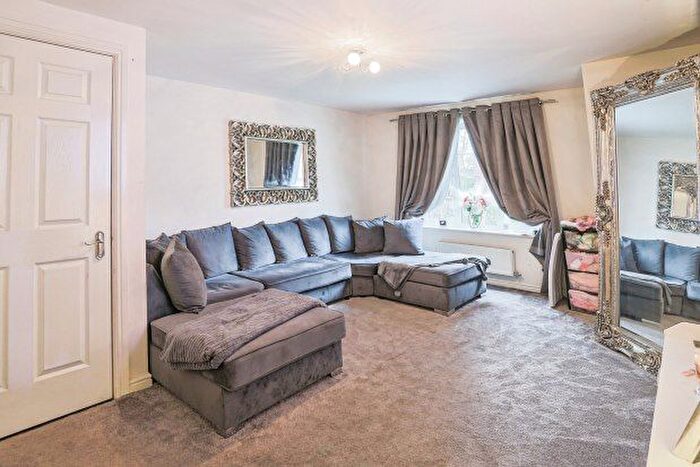 3 Bedroom Flat To Rent In Castle Lodge Square, Leeds, LS26