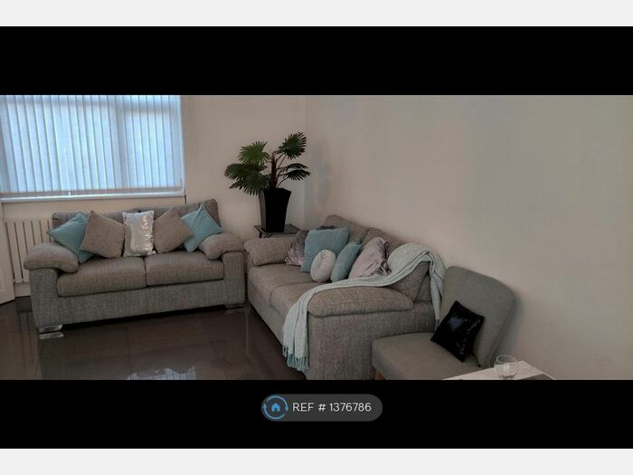 3 Bedroom Detached House To Rent In Haydock Avenue, Sale, M33