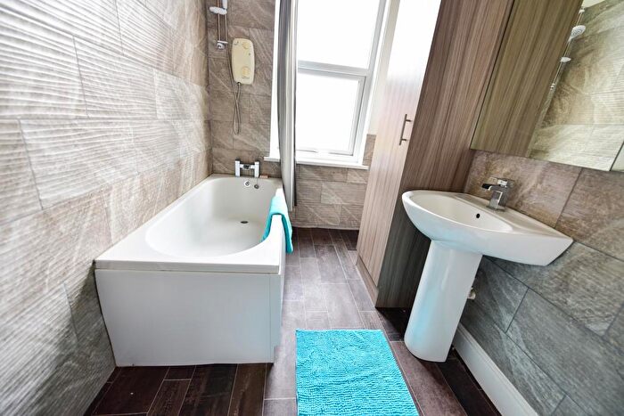 1 Bedroom Flat To Rent In Hall Grove, Hyde Park, Leeds, LS6