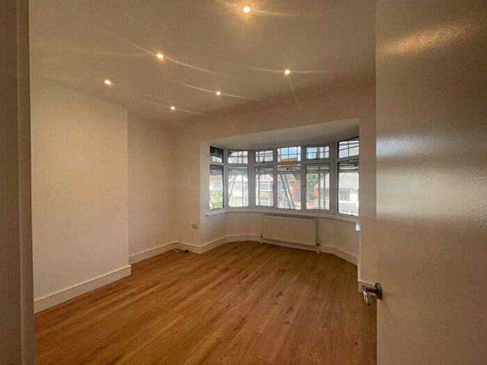 3 Bedroom Maisonette To Rent In Park Lane, Harrow, HA2