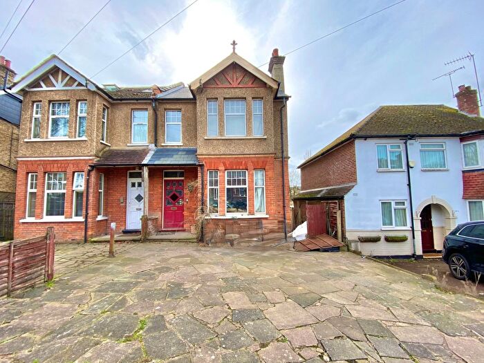 4 Bedroom Semi-Detached House For Sale In Park Road, New Barnet, EN4