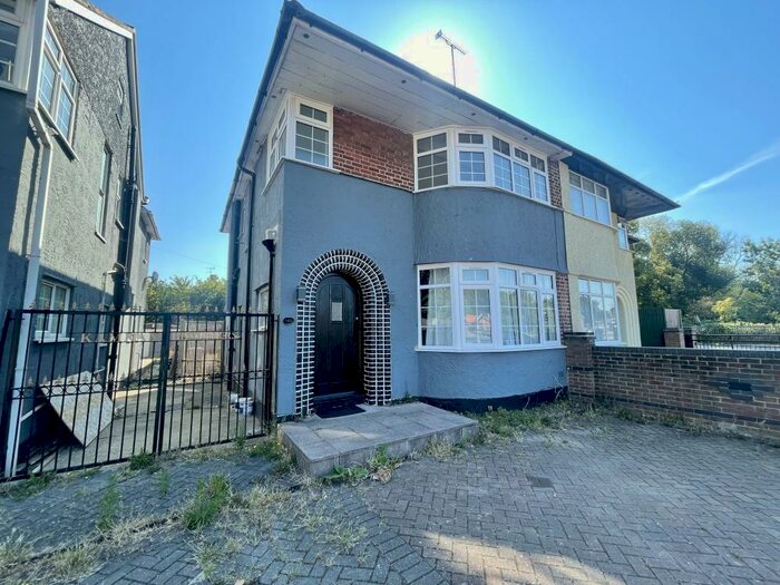 3 Bedroom House To Rent In New Bedford Road, Luton, LU3
