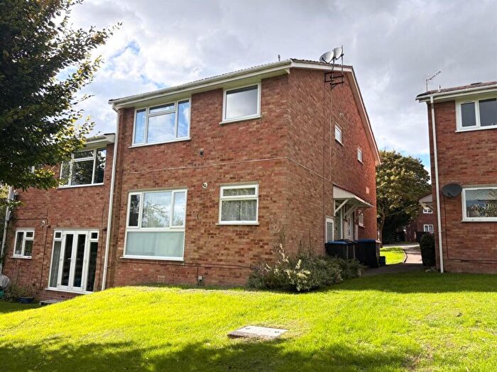 2 Bedroom Maisonette For Sale In Chiltern Park Avenue, Berkhamsted, HP4