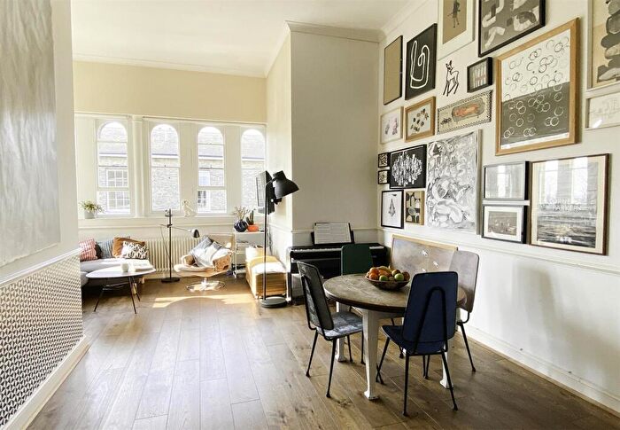 2 Bedroom Apartment For Sale In Gilbert Close, Woolwich, SE18