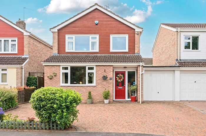 3 Bedroom Link Detached House For Sale In Park Road, Thornbury, BS35