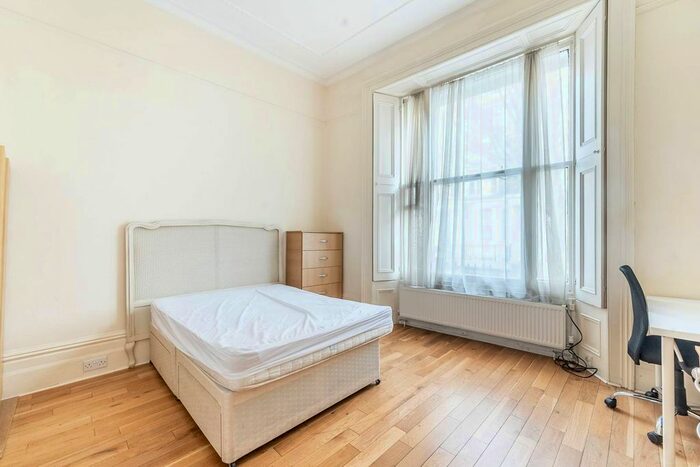 3 Bedroom Flat To Rent In Earl's Court, Earls Court, London, SW5