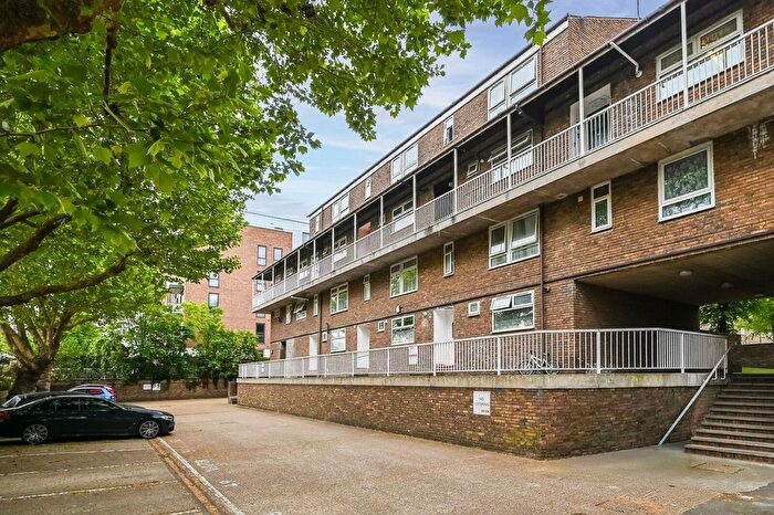 4 Bedroom Maisonette For Sale In Hind Grove, Tower Hamlets, London, E14
