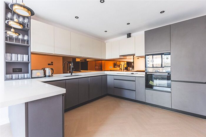 3 Bedroom Flat To Rent In Philpot Street, Whitechapel, London, E1