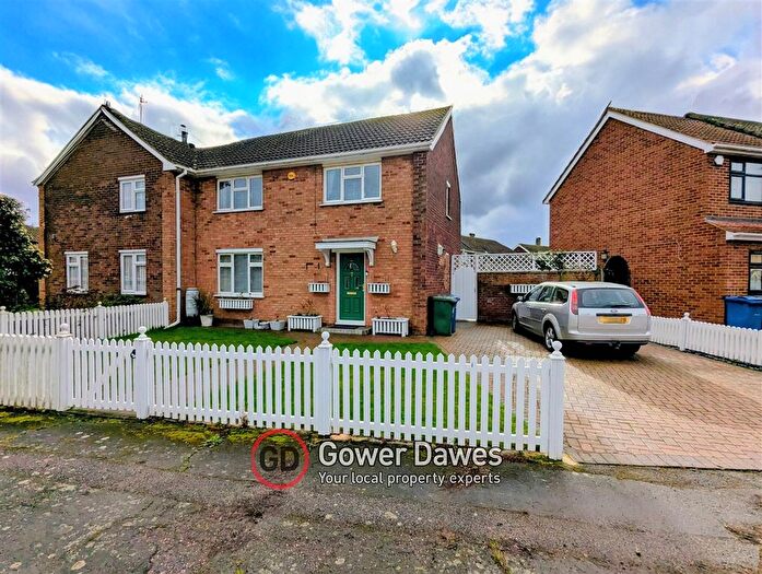 3 Bedroom Semi-Detached House For Sale In Wokindon Road, Chadwell St.Mary, RM16