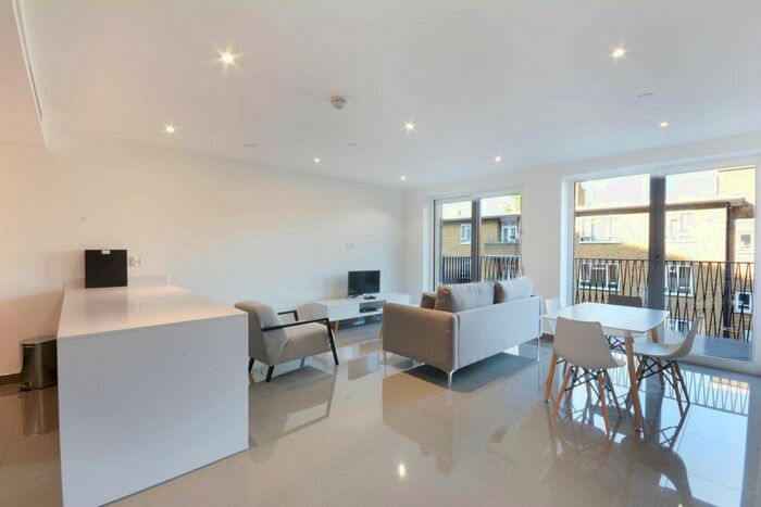 3 Bedroom Flat To Rent In Elliston Apartments, Blackfriars Circus, London, SE1