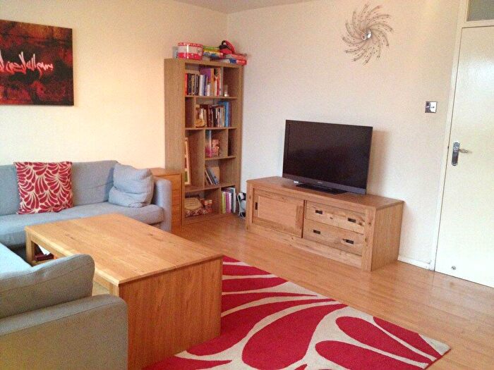 3 Bedroom Maisonette For Sale In Hurry Close, West Ham, London, E15