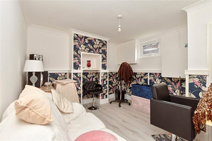 4 Bedroom End Terrace House For Sale In Second Avenue, Chatham, Kent, ME4