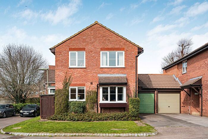 3 Bedroom Link Detached House For Sale In Bracken Close, Bookham, KT23
