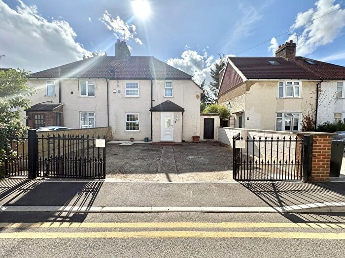 3 Bedroom Semi-detached House For Sale In West Walk, Hayes, UB3