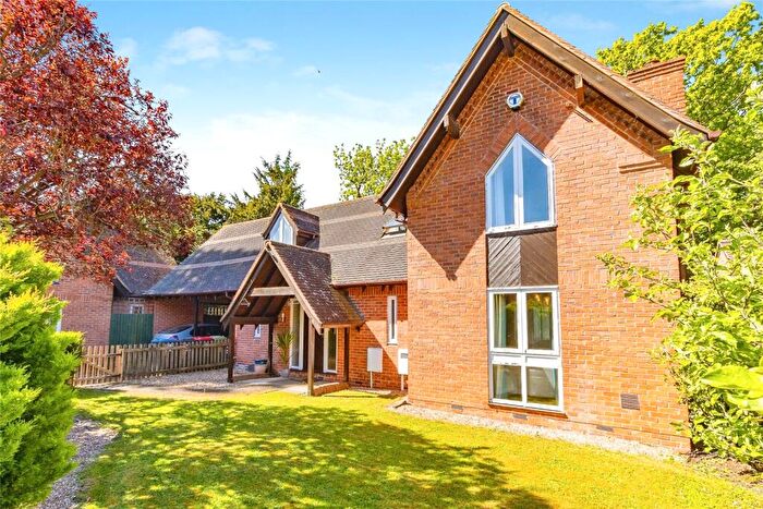 3 Bedroom Detached House For Sale In Rogers Croft, Woughton On The Green, Milton Keynes, Buckinghamshire, MK6