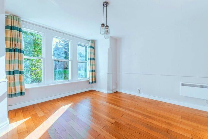 2 Bedroom Flat To Rent In Auckland Road, Crystal Palace, London, SE19