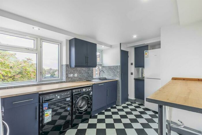 2 Bedroom Flat To Rent In Chertsey Court, Mortlake, SW14