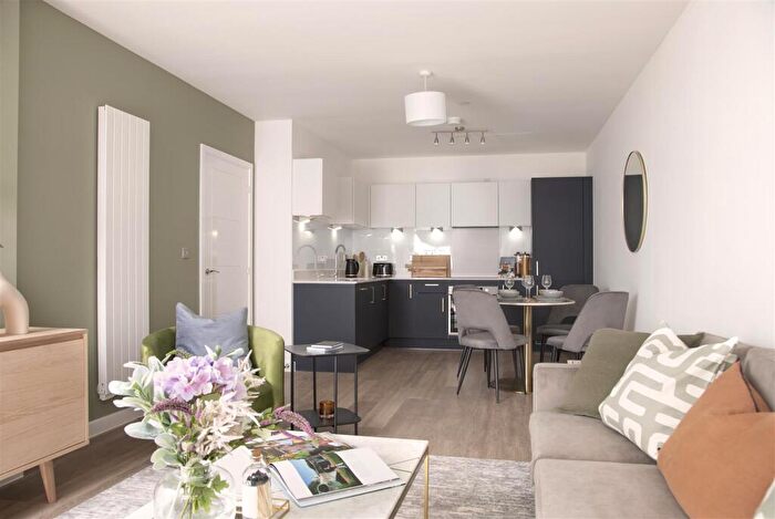 2 Bedroom Apartment To Rent In Nightingale Walk, Farnham, GU9
