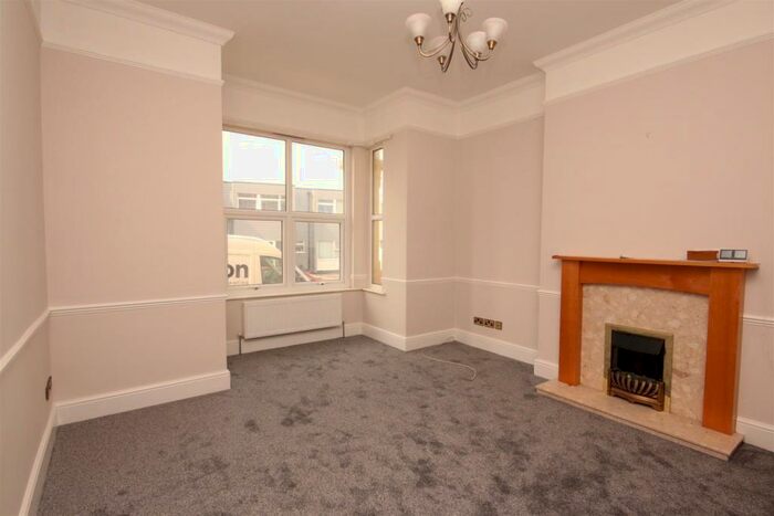 2 Bedroom Flat To Rent In West View, Seaford, BN25