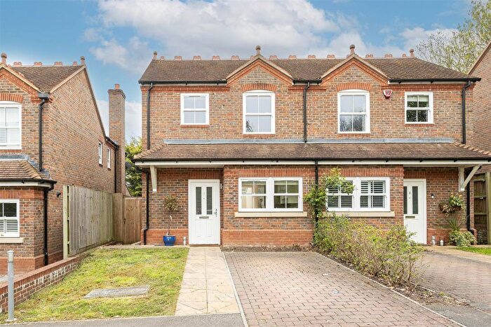 3 Bedroom Semi-Detached House For Sale In Baulk Close, Harpenden, AL5