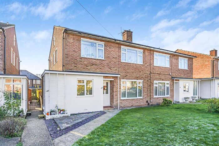 2 Bedroom Maisonette For Sale In Heathfield, North Chingford, E4