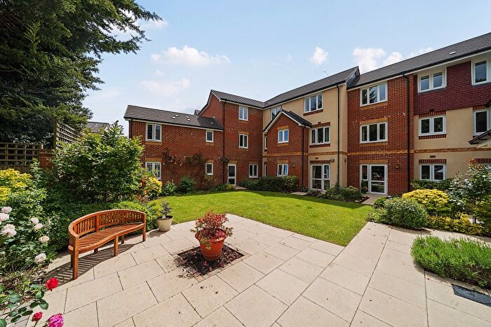 1 Bedroom Flat For Sale In Clover Leaf Court, Ackender Road, Alton, Hampshire, GU34