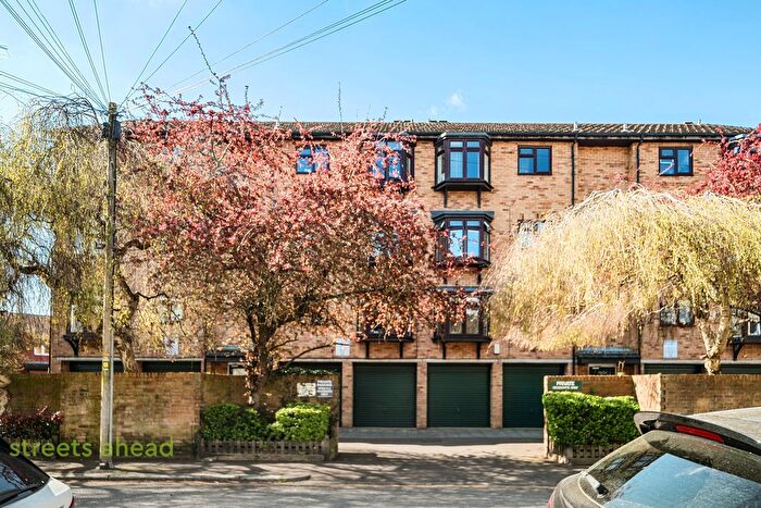 2 Bedroom Flat To Rent In St. Aubyns Road, London, SE19