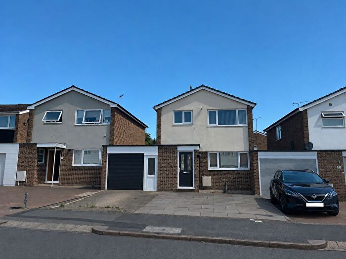 3 Bedroom Link Detached House For Sale In Linden Road, Dunstable, Bedfordshire, LU5