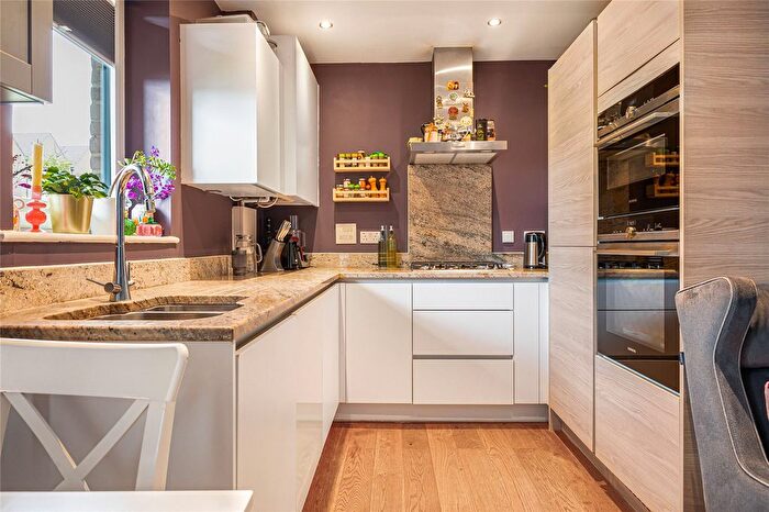 2 Bedroom Flat For Sale In Knights Templar Way, Rochester, Kent, ME2