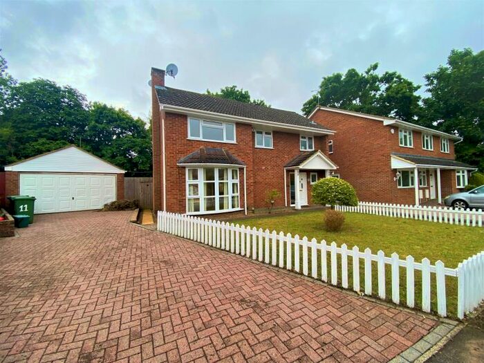 4 Bedroom Detached House To Rent In Frimley, GU16